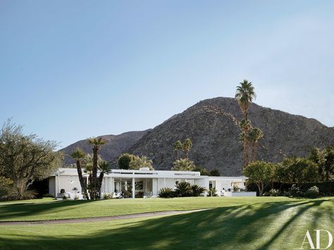 60s California, Spring Architecture, Dark Jungle, Mid Century Modern Exterior, Mid Century Exterior, Palm Springs Home, Palm Springs Style, California Desert, Mid Century Architecture