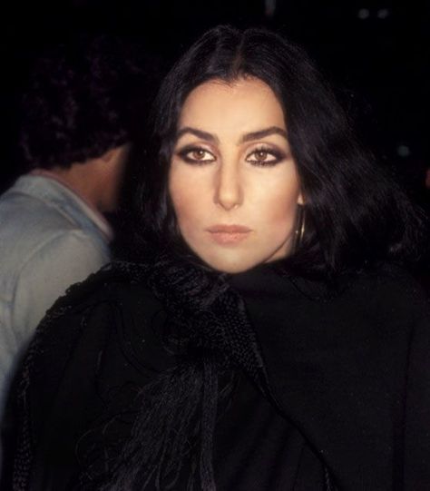 Cher Makeup, 70s Cher, Young Cher, Cher 70s, Look Disco, Cher Outfits, Cher Photos, Disco Queen, 70s Makeup