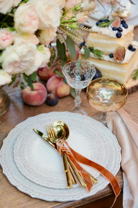 Country Style Party, French Table Setting, Fall Cheese Boards, Courtney Allison, Romantic Table Setting, French Vintage Decor, Country Table, Romantic Table, French Flowers