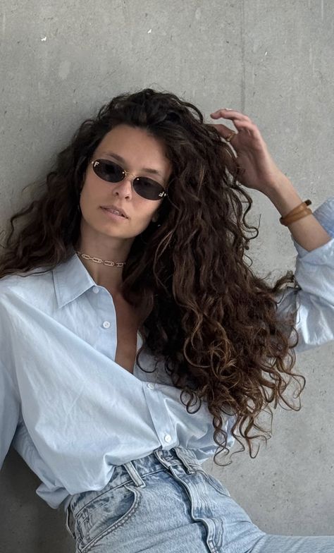 Curly Money Piece Hair, Casual Hairstyles For Curly Hair, Classy Curly Hair, Laura Aesthetic, 2c Hairstyles, Curly Medium Hair, Curly Aesthetic, Hair Poses, Long Thick Curly Hair