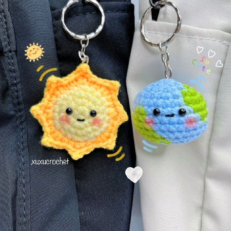 Unleash your creativity with our vast collection of free amigurumi animal patterns! Download the PDFs and start stitching your favorites today. 🐶📝 Crocheted Keychains, Wool Keychain, Pola Macrame, Crochet Keychains, Crochet Diy Tutorial, Wool Design, Crochet Fairy, Mode Crochet, Crochet Keychain Pattern