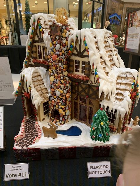 Coolest Gingerbread Houses, Insane Gingerbread Houses, Amazing Gingerbread Houses, Gingerbread Hogwarts, Unique Gingerbread House Ideas, Large Gingerbread House, Christmas Gingerbread Houses, Gingerbread Contest, Gingerbread Competition