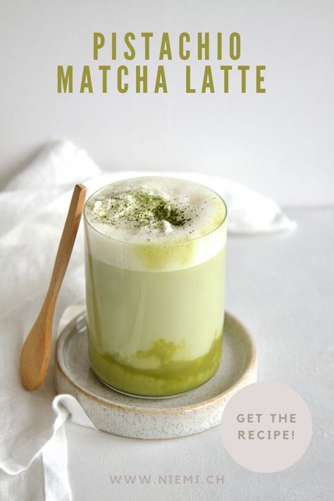 Delicious recipe for a Pistachio Matcha Latte that combines the earthy matcha flavor and the nutty pistachio. Easy and quick recipe. Cafe Coffee Recipes, Pistachio Hot Chocolate, Cafe Drinks Ideas, Matcha Benefits Skin, Matcha Food Recipes, Healthy Matcha Recipe, Fall Matcha Drinks, Pistachio Matcha Latte, Sakura Recipes