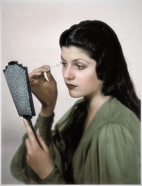 Rita Hayworth correctly colorized with her natural black hair ~ 1935 Rita Cansino, Rita Hayward, Spanish Beauty, Photographic Portraits, Stars Photography, Richard Neutra, Fox Studios, Martin Sheen, Louise Brooks