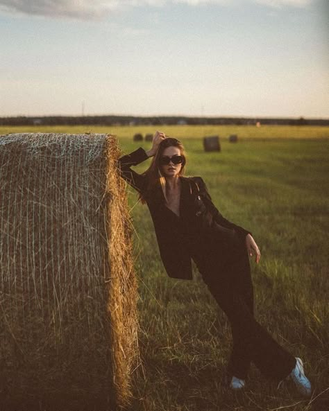 Cute Outdoor Photoshoot Ideas, Pasture Photoshoot, Unique Fall Photoshoot Ideas, Hay Bale Photoshoot, Farm Photoshoot Ideas, Photoshoot Ideas Fall, Beautiful Photoshoot Ideas, Nature Photoshoot, Studio Photography Poses