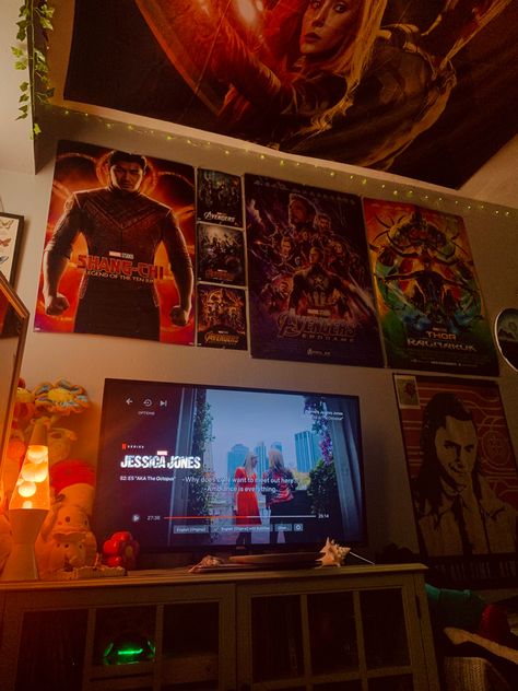 Marvel Dr Room Ideas, Wandavision Room Decor, Marvel Aesthetic Room Decor, Room Ideas Aesthetic Marvel, Marvel Fan Aesthetic Room, Marvel Aesthetic Bedroom, Marvel House Decor, Marvel Bedroom Ideas Aesthetic, Spider Man Room Decor Aesthetic