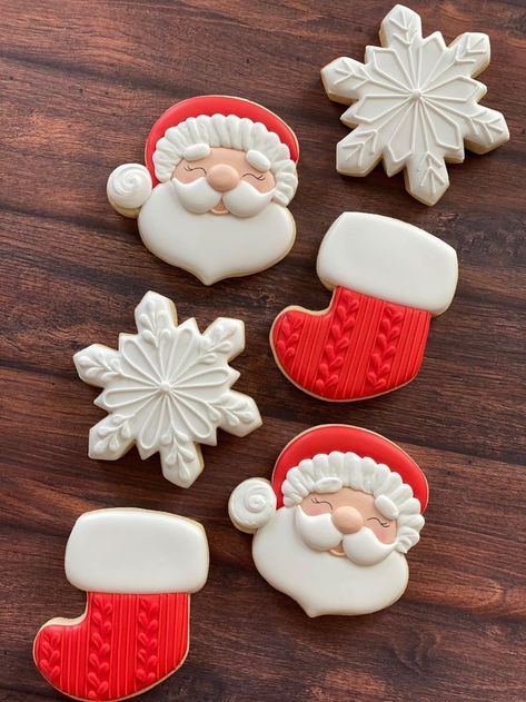 Santa Cookies Decorated, Christmas Stocking Cookies, No Bake Sugar Cookies, Christmas Sugar Cookies Decorated, Advent Ideas, Cookie Decorations, Cute Christmas Cookies, Christmas Cookies Gift, Reindeer Cookies