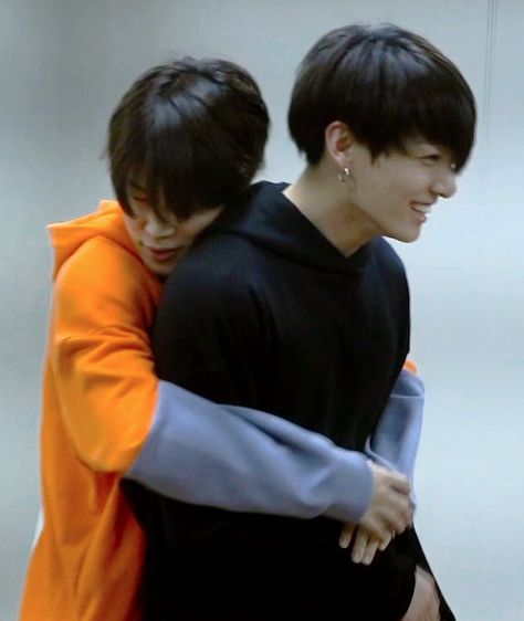 (1) Izza on Twitter: "Jikook pics a thread- https://t.co/FWtQX4vq6n" / Twitter Back Hug, The Kooks, Kpop Couples, Best Kpop, Selfie Ideas Instagram, Hit Songs, Jimin Jungkook, Jung Kook, Looking For Love