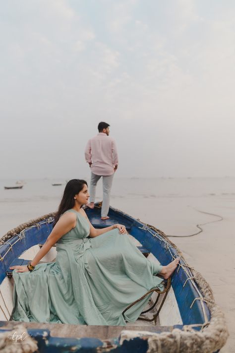 Boat Pre Wedding Shoot, Boating Photoshoot, Boat Photoshoot Ideas, Yamuna Ghat, Boat Poses, Wedding Photoshoot Beach, Pre Wedding Pose, Pre Wedding Photoshoot Beach, Pre Wedding Photoshoot Theme