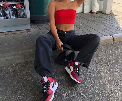 Red Sneakers Outfit, Cute Outfits With Jordans, Jordan Outfits Womens, Air Jordan Outfit, Sneaker Outfits Women, Jordan Outfit, Jordan Outfits, Urban Lifestyle, Streetwear Fashion Women