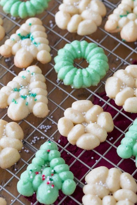 Cherry Butter Cookies, Butter Cookies With Cherry, Norwegian Cookies, Christmas Spritz Cookies, Spritz Cookie Recipe, Cookie Brownies, Norwegian Recipes, Cherry Tea, Scandinavian Recipes