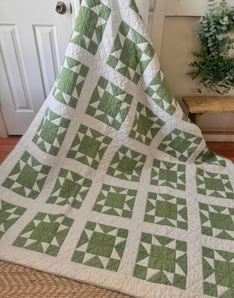 Quilt Patterns Old Fashioned, Quilting Cotton Projects, Green And White Quilt, Two Color Quilts Patterns Free, Green Quilt Patterns, Green Quilts Ideas, Monochrome Quilt, Green And White Quilts, Green Patchwork Quilt