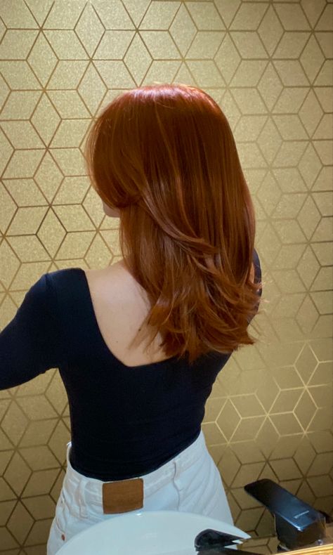 Nails For Copper Hair, Medium Length Haircut Red Hair Straight, Layered Hair Redhead, Collarbone Length Red Hair, Midlength Haircuts Red Hair, Natural Red Hair Dark, Red Lob Hair, Red Hair Layers Medium, Ginger Hair Mid Length