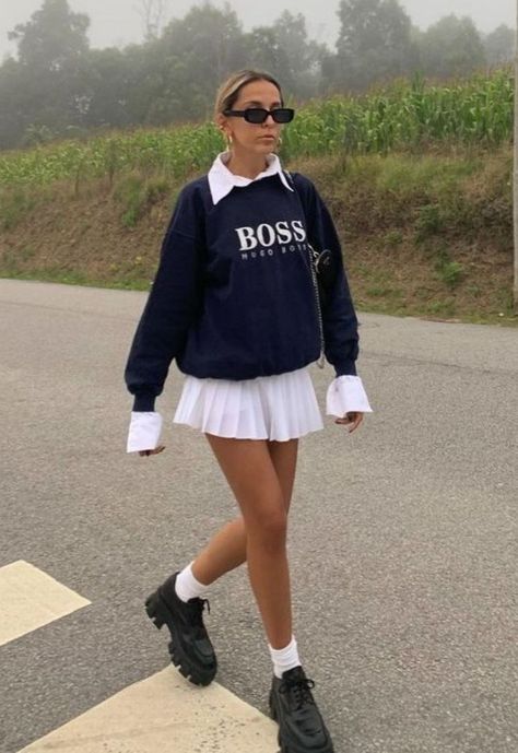 Uniform Aesthetic, Cute Mini Skirt Outfits, Preppy Style Outfits, Preppy Mode, Adrette Outfits, Short Blanc, Tennis Skirt Outfit, Winter Skirt Outfit, Cute Skirt Outfits