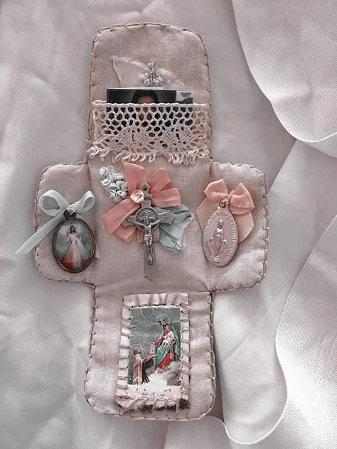 Pocket Shrine, Faith Crafts, Shrines Art, Catholic Decor, Prayer Corner, Catholic Crafts, Astuces Diy, Catholic Art, Religious Art