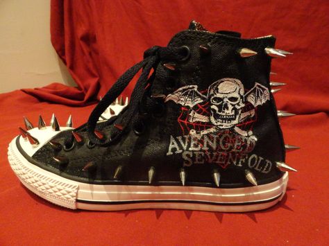 Rocker Outfits, Shoes With Spikes, Emo Shoes, Studded Converse, Punk Clothes, Punk Fashion Diy, Grunge Shoes, جوني ديب, All Star Sneakers