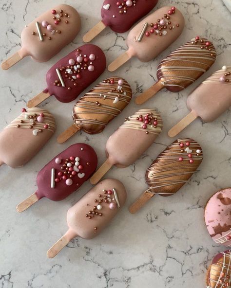 Pin image Cake Sicles, Magnum Cake, Oreo Cake Pops, Popsicles Cake, Ice Cream Cake Pops, Chocolate Covered Desserts, Tårta Design, Cake Popsicles, Cake Pop Designs