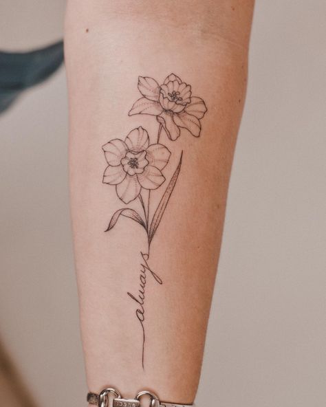 Daffodil Spine Tattoo, Daphodil Tattoo, Daffodil Tattoo Ideas, Daffodil Flower Tattoos, Name Flower Tattoo, Violet Flower Tattoos, Flower Tattoo On Ribs, Carnation Tattoo, Daffodil Tattoo