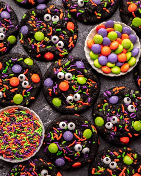 Halloween Cookies With Sprinkles, Cute Spooky Treats, Halloween Cupcakes With Sprinkles, Halloween Stuffed Cookies, Halloween Brownie Cookies, Halloween Crumble Cookies, Halloween Custom Cookies, October Baked Goods, Halloween Eyeball Cookies