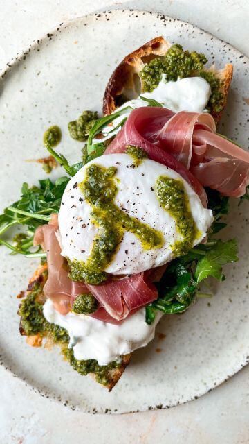 Burrata Egg Toast, Italian Food Breakfast, Breakfast Burrata, Italian Brunch Ideas, Pretty Toast, Prosciutto Breakfast, Breakfast Plating, Italian Toast, Stracciatella Cheese