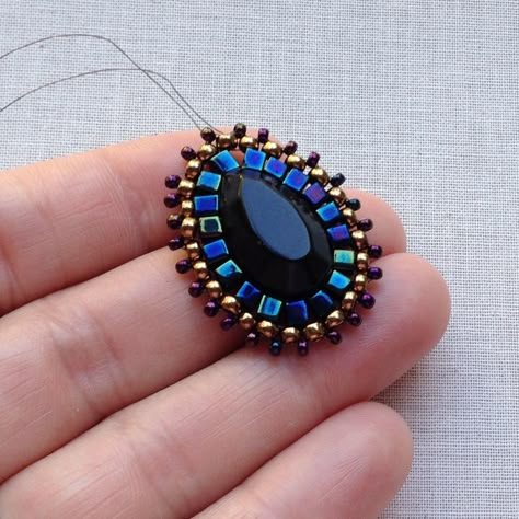 Lisa Yang's Jewelry Blog: Busy with Brick Stitch: New Tutorials Beaded Beads Tutorial Free, Seed Bead Bracelets Diy, Lisa Yang, Beadwork Tutorial, Seed Bead Tutorials, Motifs Perler, Beaded Bracelets Tutorial, Bead Tutorials, Seed Bead Tutorial