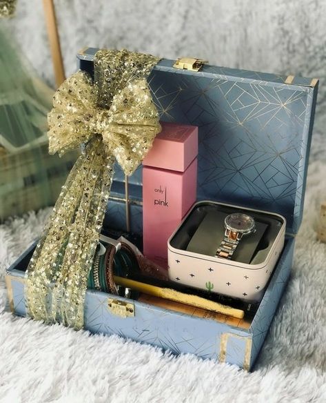 Perfume Wedding Gift, Gifts Packing Ideas Wedding, Packing Ideas For Wedding Gift, Bridal Gift Packing Ideas, Wedding Hamper For Groom, Dala Ideas Wedding, Bridal Hamper Ideas, Gifts Hampers Ideas, Engagement Gift Wrapping Ideas