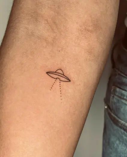 Alien Best Friend Tattoos, Flying Saucer Tattoo Simple, Small Tattoos Space, Fine Line Music Tattoo, Small Ufo Tattoo, Ufo Tattoo Simple, Extraterrestrial Tattoos, Alien Ufo Tattoo, Flying Saucer Tattoo