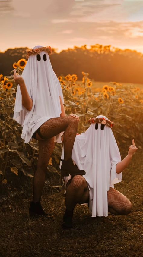 Bestie Halloween Pictures, Best Friend Halloween Picture Ideas, Ghost Friend Pictures, Ghost Bestie Photos, Fun Unique Photoshoot Ideas, Fall Aesthetic Photoshoot Ideas, Bff Ghost Photoshoot, Spooky Halloween Friend Photo Shoot, Friend Ghost Photoshoot