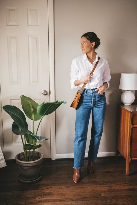 Work Boots Outfit, Brown Ankle Boots Outfit, White Button Down Outfit, Heels Boots Outfit, Brown Boots Outfit, Button Down Outfit, Straight Jeans Outfit, High Waisted Jeans Outfit, Straight Leg Jeans Outfits