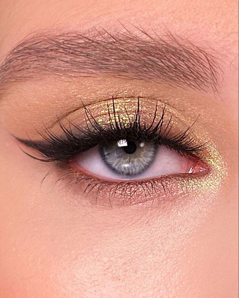 Glamour Makeup Green Eyes, Soft Glam Makeup Brown Eyes Gold, Golden Makeup Look For Blue Eyes, Gold Makeup Looks For Blue Eyes, Light Golden Makeup Look, Gold Subtle Eye Makeup, Makeup Looks Gold Dress, Simple Golden Makeup, Makeup Looks For Gold Outfits