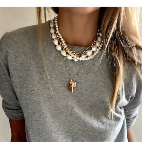 Perl Neckles Outfit, Grey Pearl Sweater Outfit, Outfit With Jewelry Ideas, Outfit Jewelry Style, Pearl Necklaces Layered, How To Style A Pearl Necklace, Pearl Necklace Casual Outfit, Jewelry Fashion Trends 2024, 2024 Necklace Trend