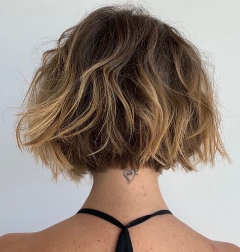 Short Dark Blonde Bob, Short Bob Highlights Brunettes, Short Bob With Highlights Brunette, Short Blonde Hair Balayage, Short Bob Balayage Brunettes, Blonde Balayage Bob Short, Short Bob Highlights, Short Bob Balayage, Short Bob Brown Hair