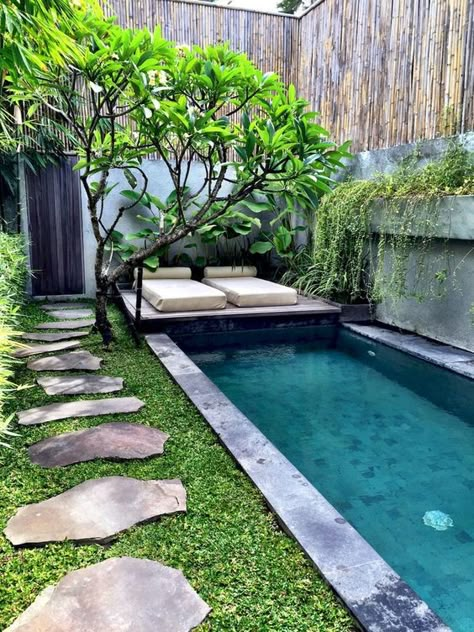 Here you will find photos of interior design ideas. Get inspired! Garden Pool Design, Small Swimming Pool, Kolam Koi, نباتات منزلية, Small Swimming Pools, Cool Swimming Pools, Small Pool Design, Backyard Pergola, Backyard Pools