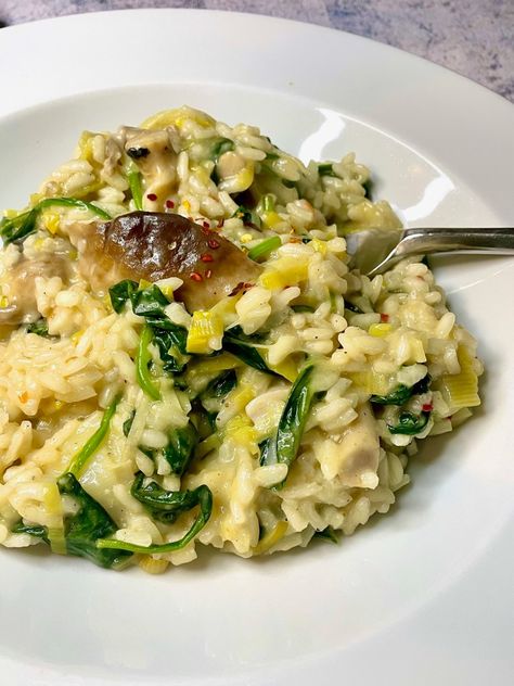 Mushroom, Leek and Spinach Risotto - Best Recipes UK Leek And Mushroom Risotto, Leek And Spinach Recipes, Mushroom Leek Risotto, Vegan Rice Dishes, Cheesy Leeks, Leek Risotto, Mushroom Leek, Parmesan Butter, Spinach Risotto