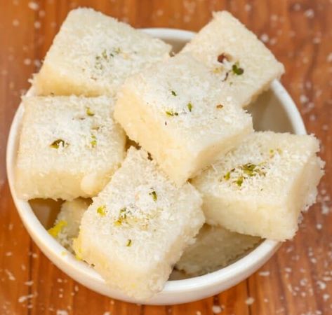 Coconut Barfi Recipe, Kalakand Recipe, Coconut Barfi, Children Recipes, Coconut Burfi, Barfi Recipe, Momos Recipe, Making Ghee, Burfi Recipe