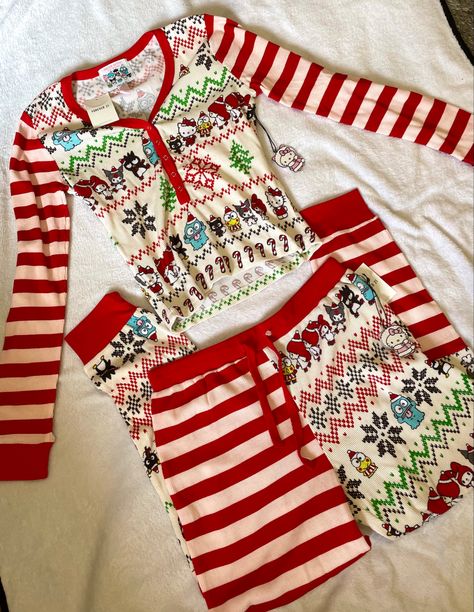 Christmas Pjs Hello Kitty, Christmas Pj Set, Sanrio Outfits, Christmas Hello Kitty, Y2k Christmas, Pink Sanrio, Street Style Outfits Casual, Pajamas Christmas, Kitty Clothes