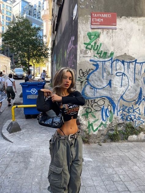 Chica Hip Hop, Pakaian Hipster, Chique Outfits, Foto Poses, Tomboy Outfits, Looks Street Style, Swaggy Outfits, Mode Inspo, Streetwear Fashion Women