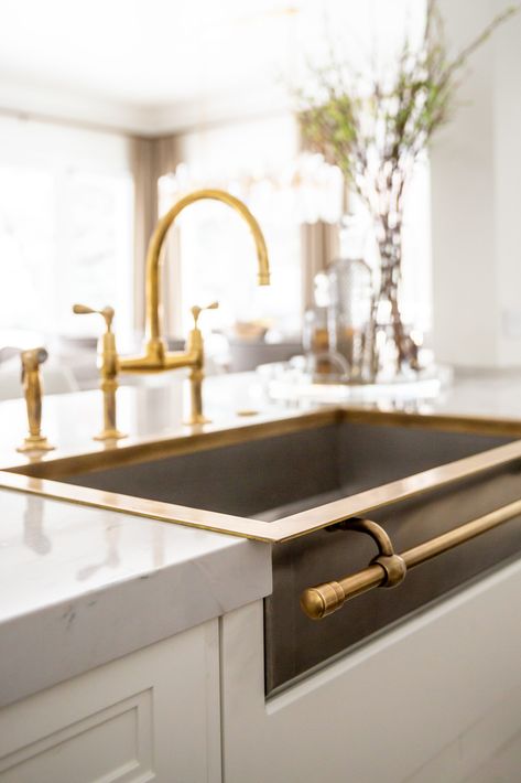 Officine Gullo, Kitchen Sink Design, Casa Country, Farmhouse Kitchen Cabinets, Kitchen Sink Accessories, Smitten Kitchen, Brass Kitchen, Gold Kitchen, Sink Design