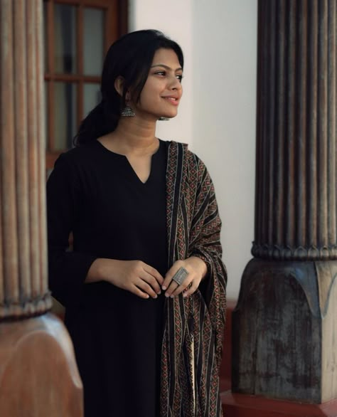 Black Churidar Designs Ideas, New Dress Pattern, Black Kurti, Simple Frock, Kurtis Design, Stylish Kurtis, Simple Kurta, Simple Frock Design, Stylish Kurtis Design