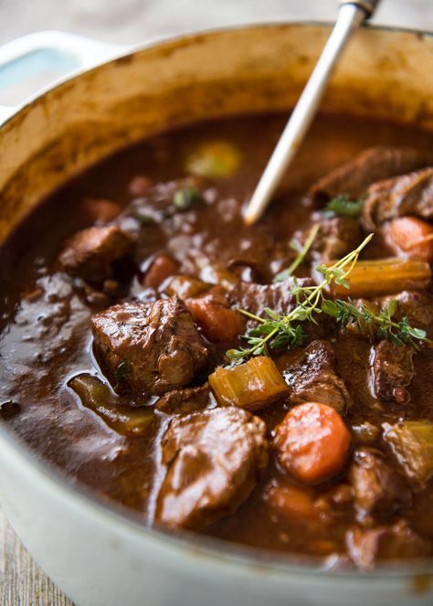 Irish Beef and Guinness Stew www.recipetineats... Guinness Stew Recipe, Beef And Guinness Stew, Guinness Stew, Irish Beef, Carne Guisada, Irish Stew, Recipetin Eats, Hearty Stews, Stew Recipe