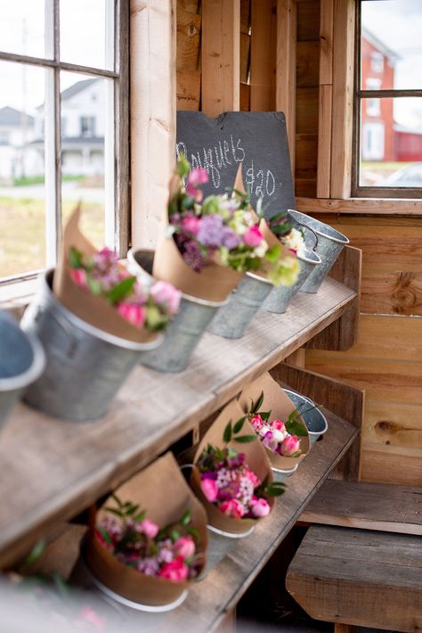 How to Start a Self-Serve Flower Stand to Sell Cut Flowers – Hidden Springs Flowers Diy Flower Cart Plans, Flower Trailer Ideas, How To Build A Flower Cart, Diy Flower Display Rack, Starting A Farm Stand, Diy Flower Bucket Stand, Road Side Flower Stand, Flower Workshop Ideas, Diy Flower Display Stand