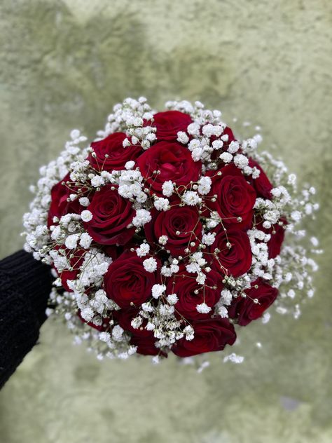 Red Bridesmaids Bouquets, Red Roses With White Flowers, Red Wedding Bouquet Ideas, Bouquet Rose Rouge, Wedding Bouquets Red Roses, White And Red Bouquet, Roses And Baby Breath, Red And White Bouquet, Flower Banquet