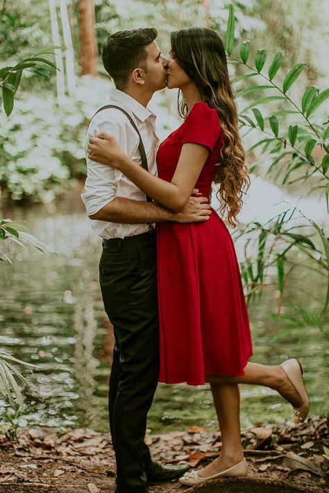 Same Height Couple, Same Height Couples Poses, Same Height Couples, Cute Couple Photos, Best Photo Poses For Couples, Prom Picture Poses, Couples Kiss, Prom Picture, Engagement Pic Ideas