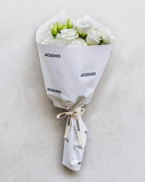 Jacquemus Le Café Fleurs Pop-Up Store Concept, Seoul South Korea. Jacquemus Pop Up Store, Jacquemus Marketing, Jacquemus Branding, Sustainable Flowers, Luxury Flower Bouquets, Store Concept, Event Activities, Floral Studio, Seoul South Korea