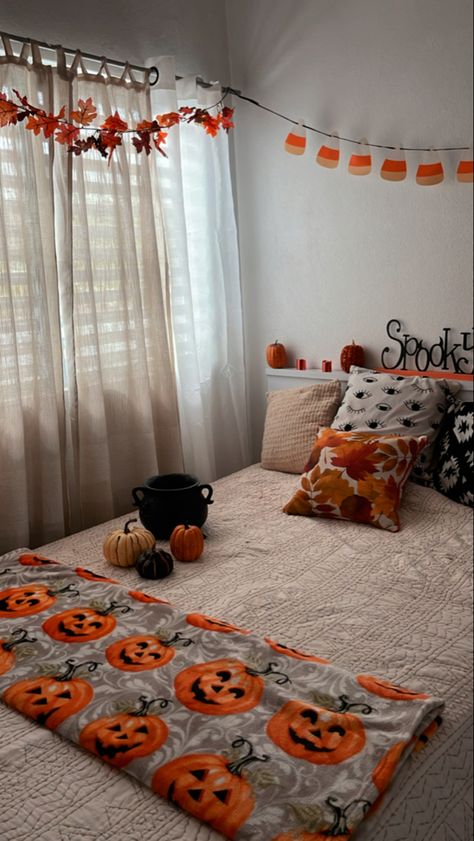 Thanksgiving Room Decor, Halloween Room Decor Aesthetic, Fall Room Decor Aesthetic, Fall Decor For Bedroom, Halloween Decor For Bedroom, Halloween Decorations Bedroom, Halloween Bedroom Aesthetic, Fall Room Ideas, Holiday Bedroom Decor