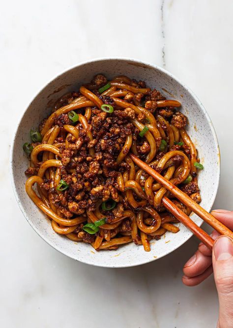 15 Minute Chilli Tofu Noodles - SO VEGAN Vegan Asian Dinner Recipes, Simple Healthy Asian Meals, Healthy Quick Lunches Vegetarian, Vegan Tofu Noodles, Asian Noodles Aesthetic, Teriyaki Tofu Noodles, Easy Vegan Chinese Recipes, Fancy Tofu Recipes, Tofu Noodles Recipes