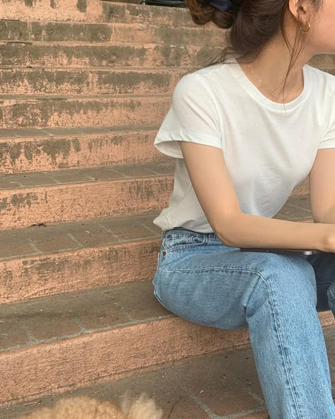 Simple Jeans Outfit, White Tshirt And Jeans, White Tees Outfit, White Tshirt Outfit, White Shirt And Blue Jeans, Jeans And T Shirt Outfit, White Shirt Outfits, Simple Style Outfits, Blue Jean Outfits