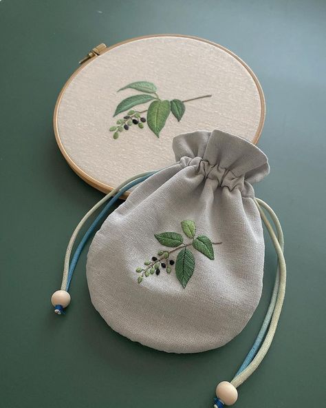 Embroidery Purse, Diy Embroidery Designs, Diy Bag Designs, Diy Bags Patterns, Handmade Embroidery Designs, Pola Sulam, Hand Embroidery Projects, Embroidery Bags, Embroidery Gifts