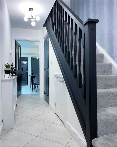 Black And White Hallway, Black And White Stairs, Stairs And Hallway Ideas, Black Staircase, Grey Hallway, White Hallway, Hall And Stairs, Staircase Interior Design, Hallway Landing