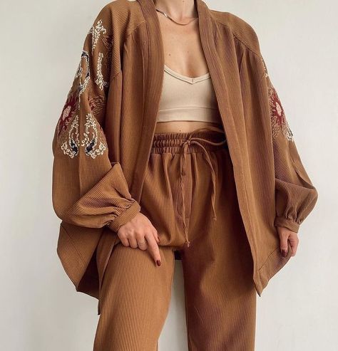 Elegant Earthy Outfits, Desert Attire, Modern Bohemian Outfits, Feminine Romantic Fashion, Fashion Mistakes Woman, Designer Loungewear, Balance Diet, Earthy Outfits, Estilo Hippie